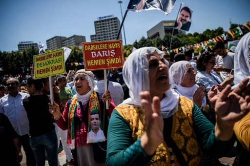 إسطنبول: تجمع آلاف المؤيدين للاكراد رفضا للانقلاب والطوارىء