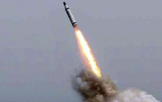 كوريا الشمالية تطلق ثلاثة صواريخ بالستية