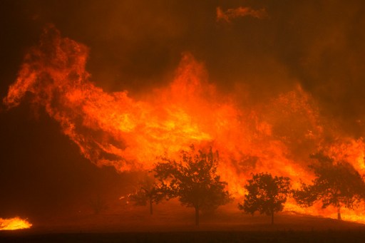 حريق هائل في كاليفورنيا واجلاء مئات السكان