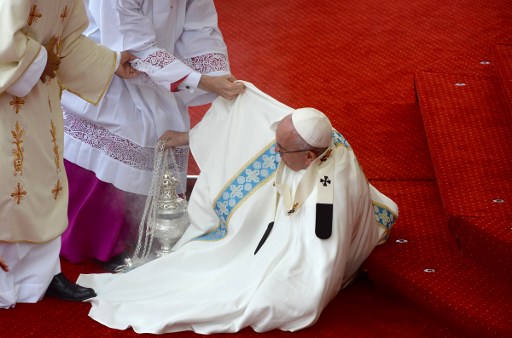 البابا فرنسيس يتعثر ويقع لكنه بخير