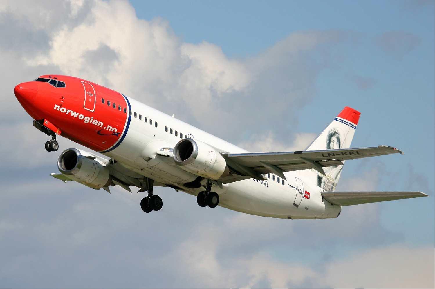 الطيران النرويجي يطرد مسافرًا بسبب وشم داعش