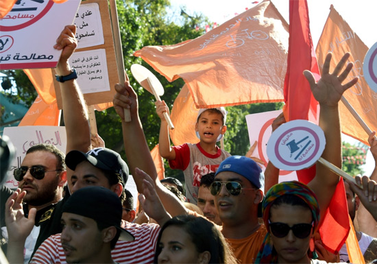 تونسيون يتظاهرون ضد مشروع قانون للعفو عن فاسدين