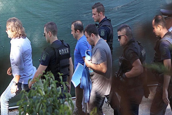 الأمن اليوناني لدى احتجازه للعسكريين الاتراك الثمانية