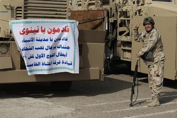 نينوى لافتة وعسكري حول معركة تحرير المحافظة وعاصمتها الموصل من داعش