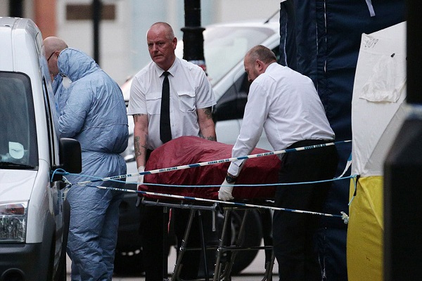 رجال الإسعاف ينقلون جثة ضحية الحادث