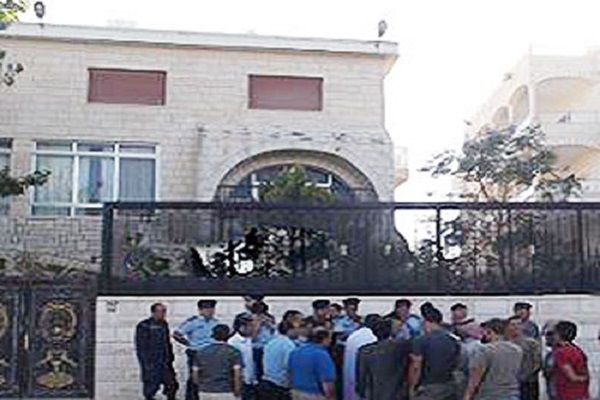 مقتل أحد حراس رئيس حكومة الأردن السابق