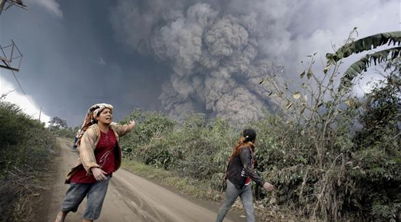 ثوران بركاني يعوق الملاحة الجوية في اندونيسيا