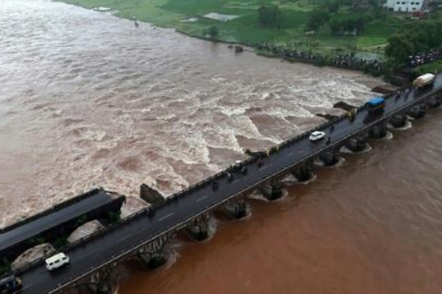 الهند: قتيلان و20 مفقودًا في انهيار جسر