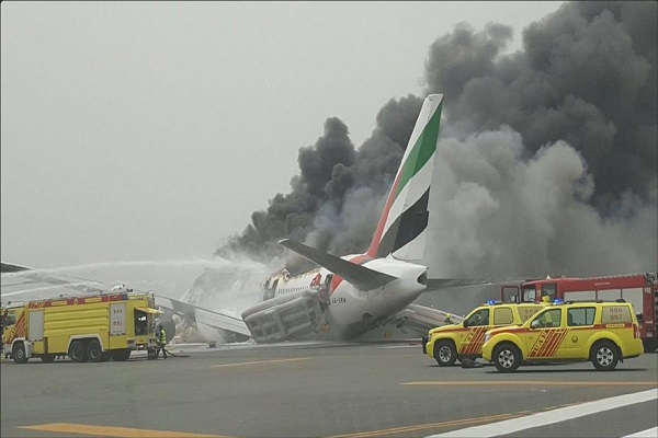 جانب من احتراق الطائرة في مطار دبي 
