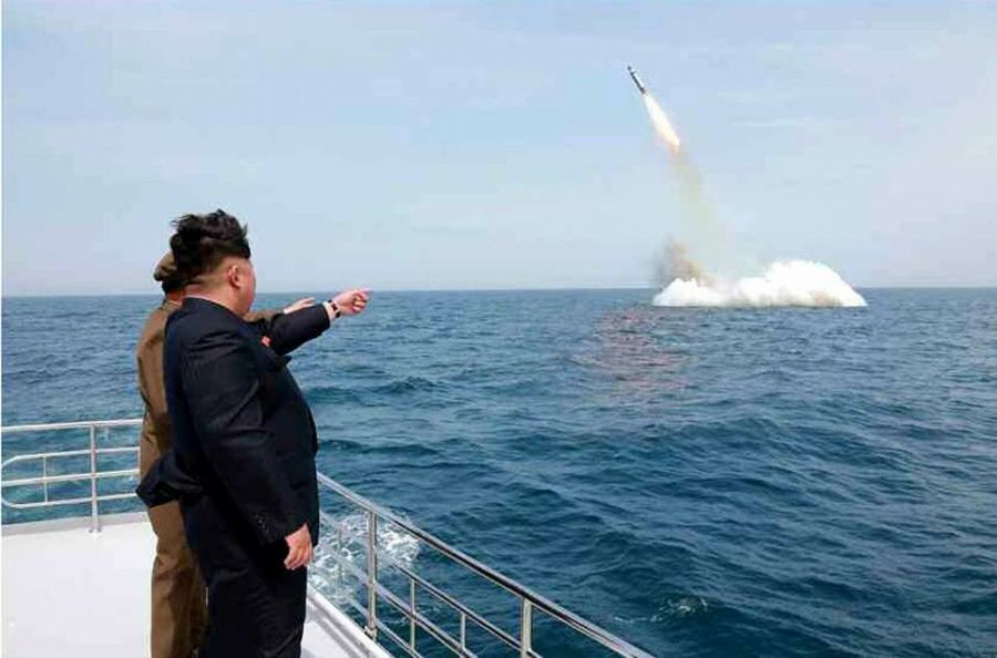 كوريا الشمالية تطلق صاروخًا في المياه اليابانية