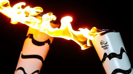 الشرطة تفرّق متظاهرين على طريق الشعلة الأولمبية في البرازيل