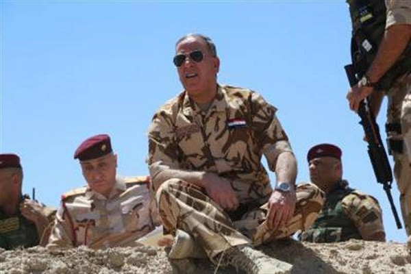 وزير الدفاع العراقي خالد العبيدي في جبهة المواجهة ضد داعش