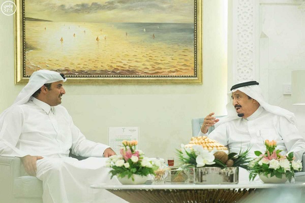 خادم الحرمين الشريفين لدى استقباله امير قطر في مقر إقامته في طنجة ( واس)