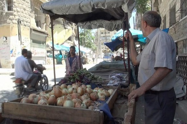 عربة خضار في احياء حلب الشرقية