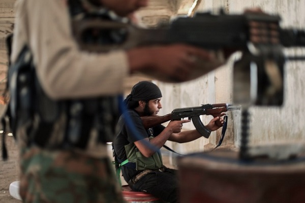 داعش يخطف نحو الفي مدني اثناء انسحابه من منبج السورية