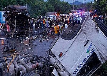 مقتل 16 شخصًا في باكستان اثر سقوط حافلة في واد