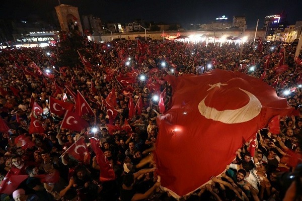 محاولة الانقلاب نقلت تركيا من ضفة إلى أخرى