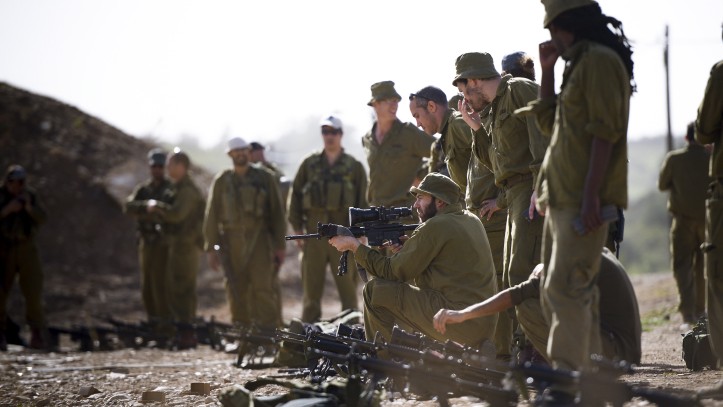 معاقبة جنود اسرائيليين القوا قنبلة صوتية على فلسطينيين