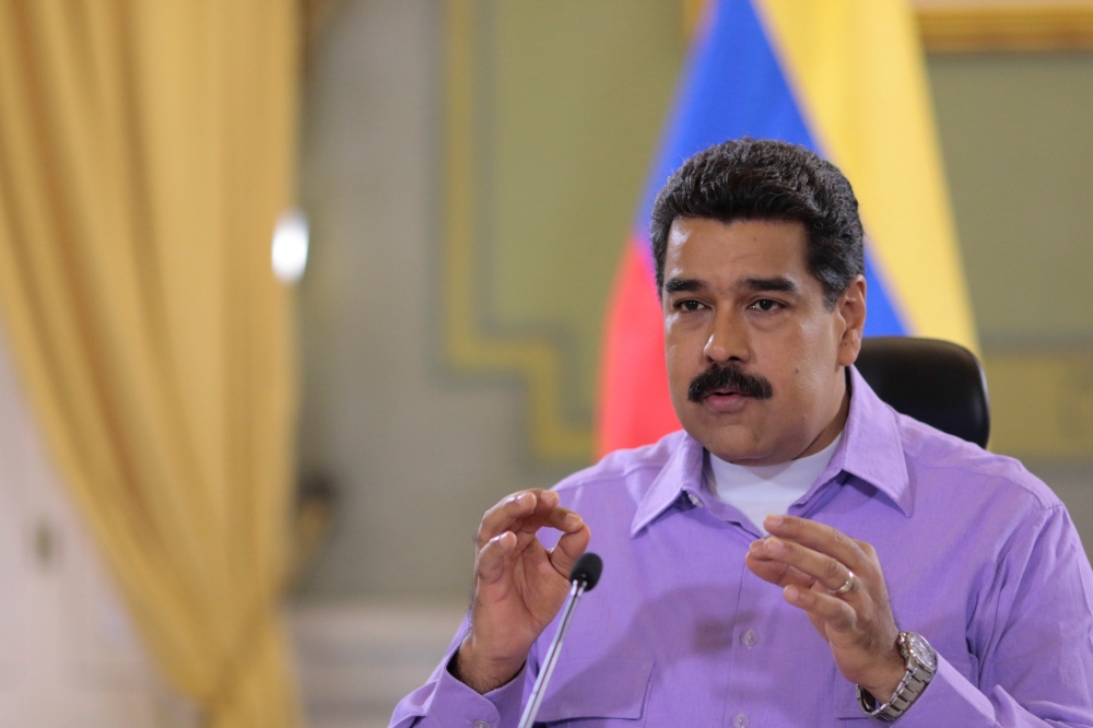 مادورو يتخذ إجراءات ضد موظفين يدعمون الاستفتاء