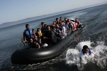 خفر السواحل اليونانيون انقذ مئة مهاجر