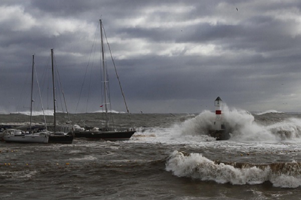العاصفة فيونا تشكلت فوق الاطلسي لكنها لا تهدد السواحل
