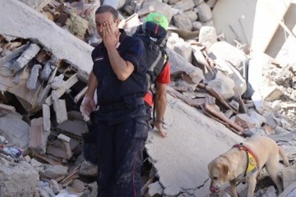 حصيلة ضحايا زلزال ايطاليا تقترب من الـ 250 قتيلا