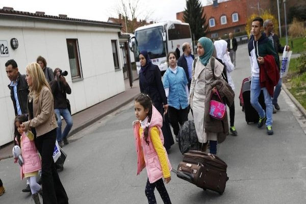 ألمانيا تتوقع وصول 300 الف طالب لجوء عام 2016