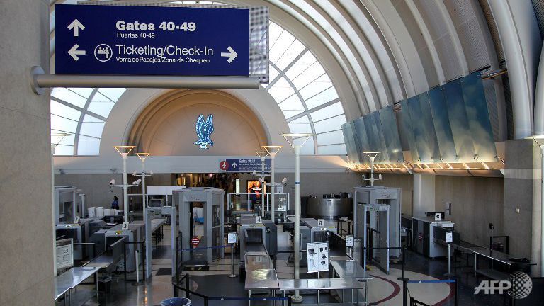انذار خاطئ في مطار لوس انجليس وتوقيف رجل يرتدي 