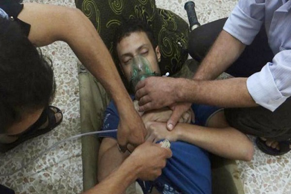 إسعاف أحد ضحايا الكيميائي في سوريا
