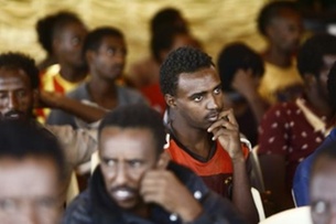 السودان توقف 816 مهاجرا غير شرعي قرب الحدود مع ليبيا
