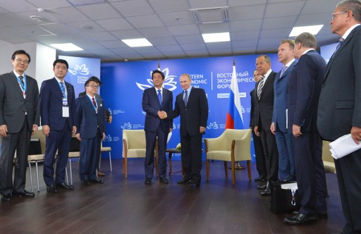 شينزو آبي يزور روسيا لتعزيز التعاون مع بوتين
