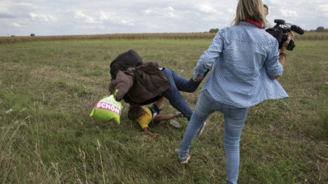 مقاضاة صحافية في المجر ركلت لاجئين