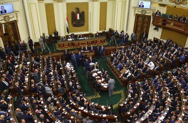 البرلمان المصري يوافق على تعيين مسؤول سابق في الجيش وزيرا للتموين