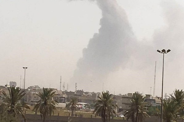 دخان يتصاعد من مكان انفجار مخزن للعتاد في بغداد