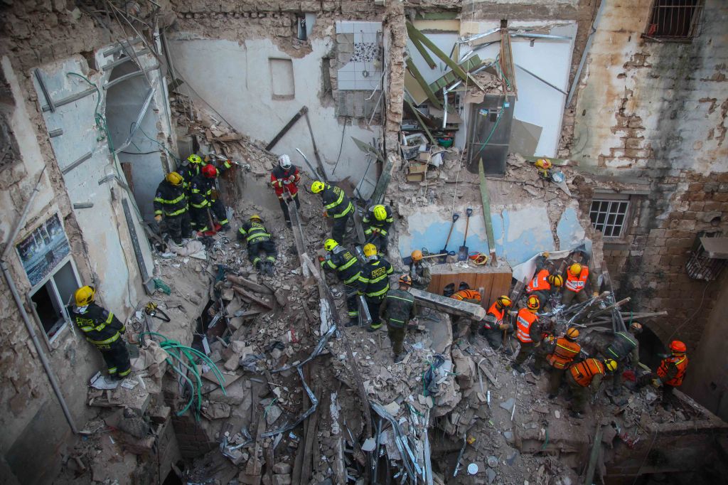 وفاة شخص وإصابة 24 شخصا بانهيار مبنى في تل أبيب