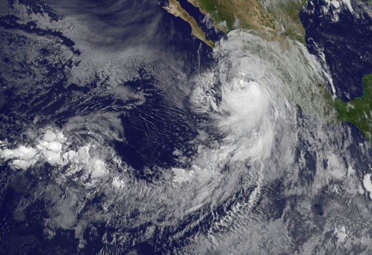 اعصار نيوتن يصل الى منتج سياحي في المكسيك