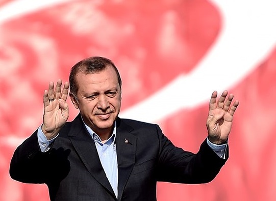 استمرار حبس الروائية التركية اصلي اردوغان