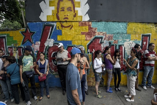 مؤيدو الرئيس الفنزويلي يتظاهرون عشية مسيرة للمعارضة