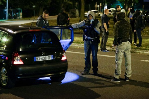 اتهام ثلاث متطرفات بمحاولة تفجير سيارة مفخخة في باريس