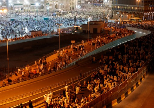 الحجاج في مكة يستخدمون بكثافة وسائل الاتصال الحديثة