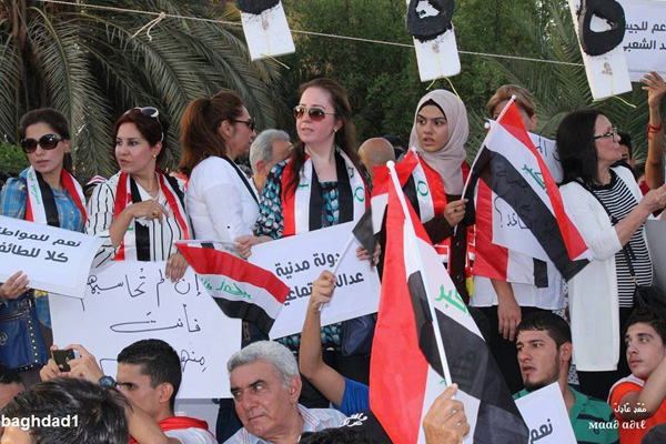 عراقيات يتظاهرن في ساحة التحرير ببغداد ضد الفساد