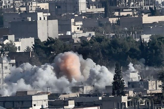 23 قتيلا في قصف جوي على مدينة تخضع لسيطرة داعش في سوريا