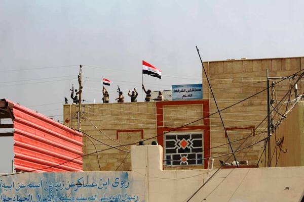 رفع الاعلام العراقية فوق مستشفى الشرقاط