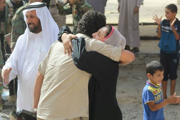 مواطنو الشرقاط يتعانقون فرحا بتحرير مدينتهم من سيطرة داعش