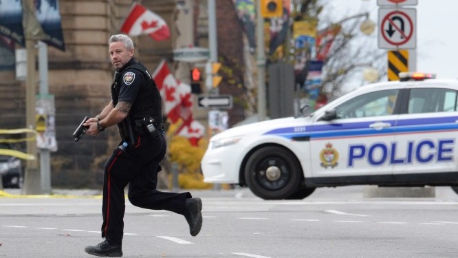 كاميرات معلقة على أفراد الشرطة الكندية لمراقبة سلوكهم