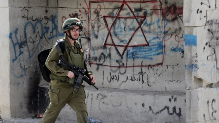 فلسطيني يطعن جنديًا إسرائيليًا قبل أن يُقتل في الضفة الغربية