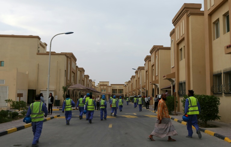 مئات العمال الاجانب في قطر بلا رواتب منذ اشهر