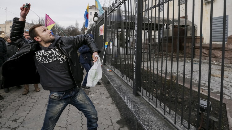 متطرفون اوكرانيون يهاجمون السفارة الروسية في كييف