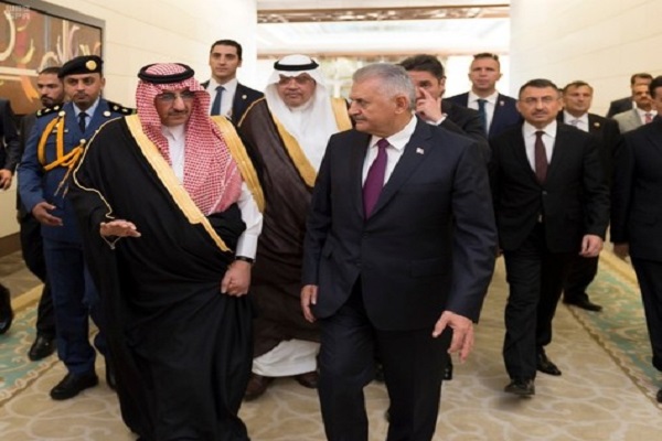 رئيس الوزراء التركي خلال استقباله ولي العهد السعودي في أنقره