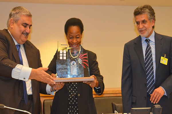 الوزيرة آنا تيباجوكا تتسلم الجائزة